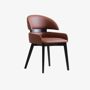 Современный коричневый кожаный обеденный стул с задней спинкой и деревянными ножками