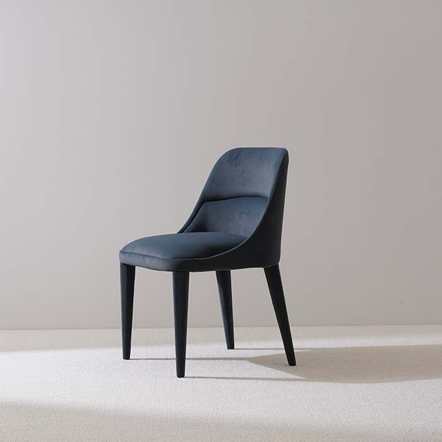 Современный обеденный стул с синей бархатной обивкой