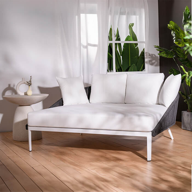 Кушетка из ротанга в современном стиле на открытом воздухе с подушками и подушками, алюминиевая рама, шезлонги в саду