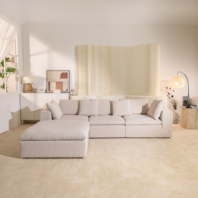 Современный белый секционный диван из 4 предметов с пуховыми подушками. Удобный диван.