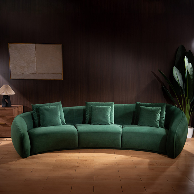 Современный темно-зеленый изогнутый трехместный бархатный диван с подушками для гостиной