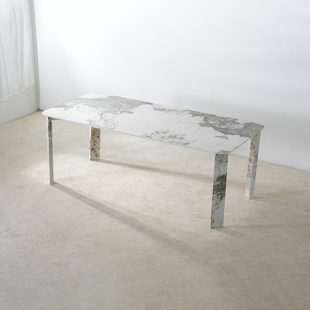 Прямоугольный стол из белой каменной плиты на открытом воздухе 