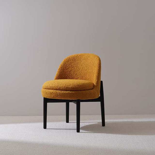 Современное мягкое кресло для отдыха с поддержкой спины в гостиной