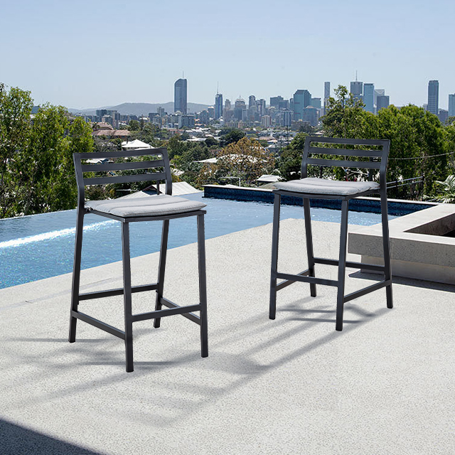 металлические уличные стулья