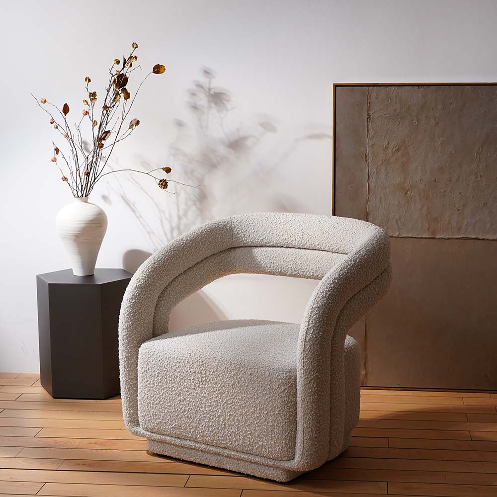 Деревянный обеденный стол в деревенском доме