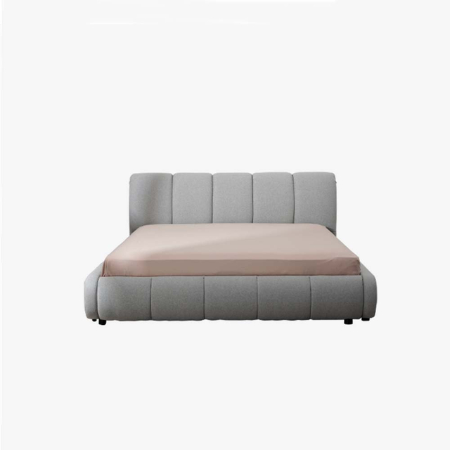 Современная кровать-платформа с мягкой обивкой серого цвета и деревянным каркасом