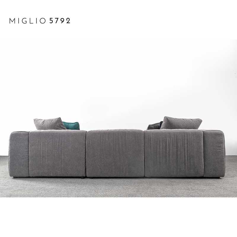 черный кожаный диван