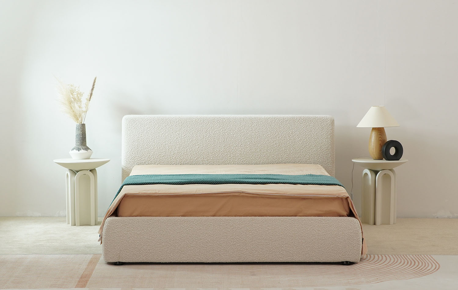 двуспальная кровать на платформе