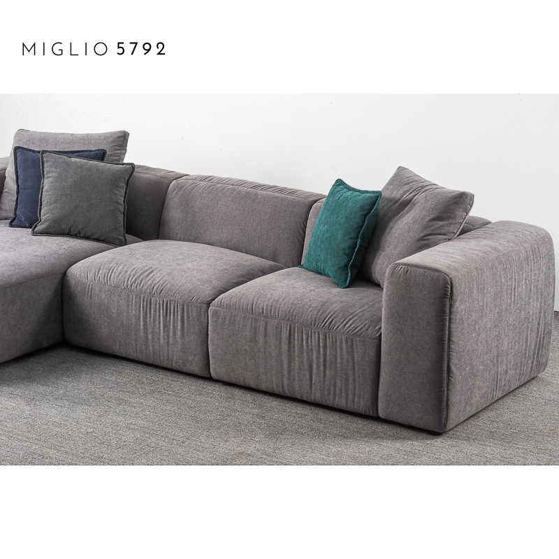 серый диван