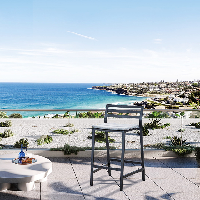 черные уличные стулья