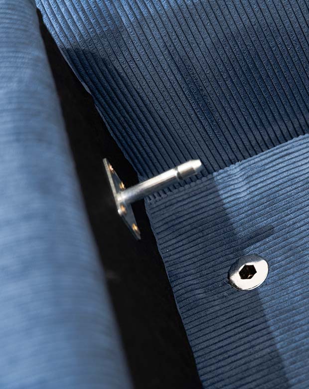 Минималистичный двухместный диван