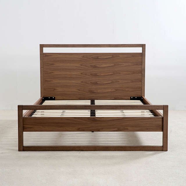 Деревянный каркас кровати размера «queen-size» с изголовьем